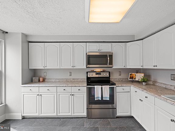 3rd image of 16130 Henderson Ln