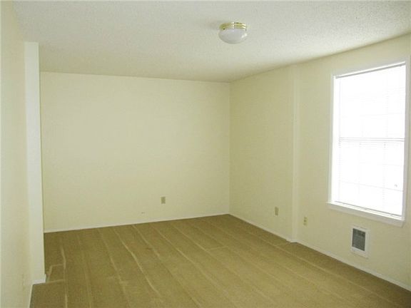 4th image of 149 Wichman St S