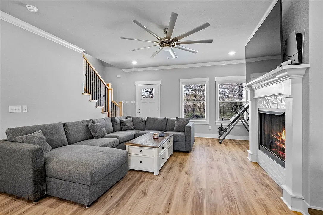 3 bed, 2.5 bath, 1640 sqft, $2,100 — Photo 4