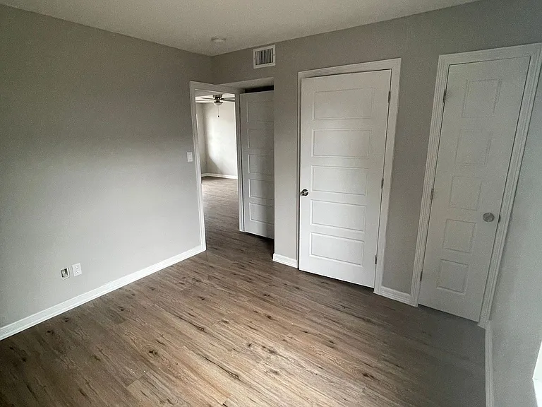 913 Athol St — Photo 17