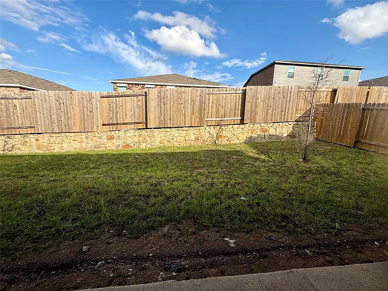 740 Saratoga Dr — Photo 20