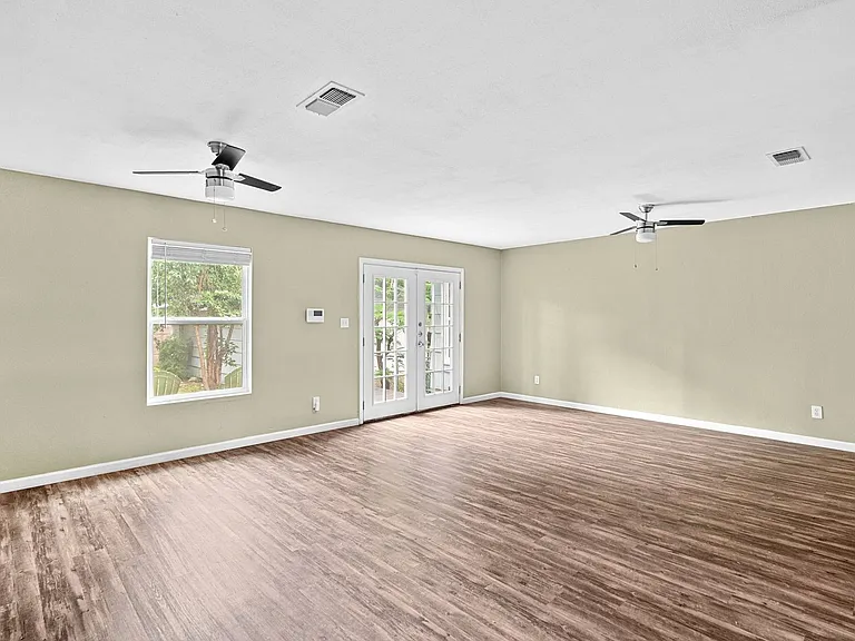 1422 Yorkshire Dr — Photo 8