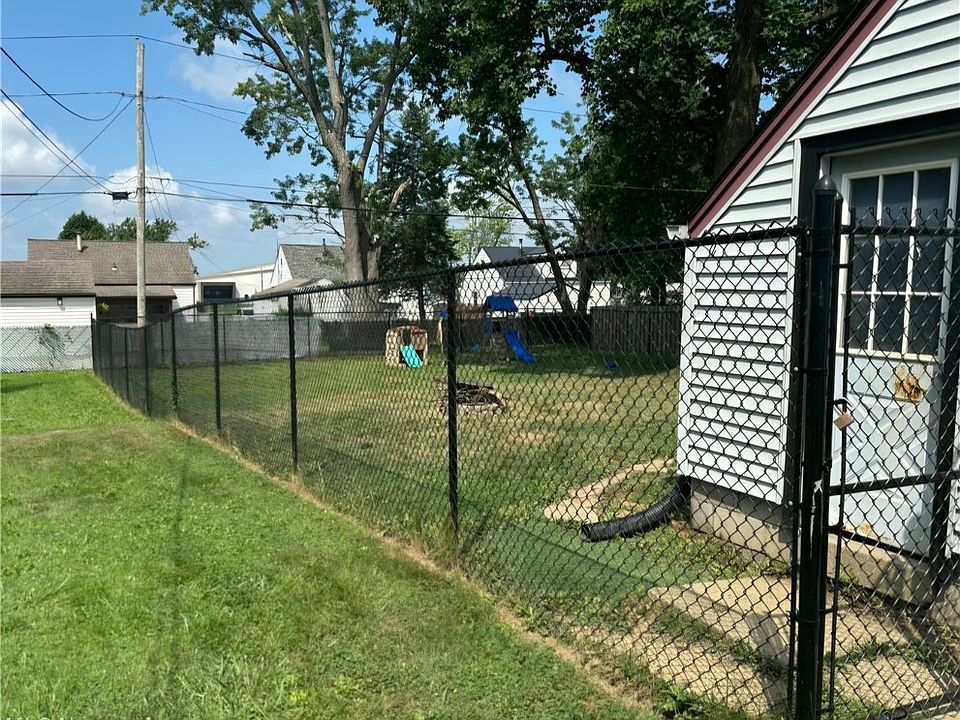 2nd image of 595 Bonnie Brae Ave NE