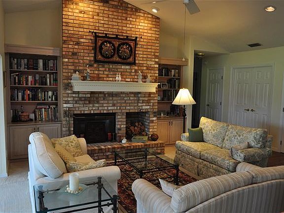 COMFORTABLE LIVING ROOM