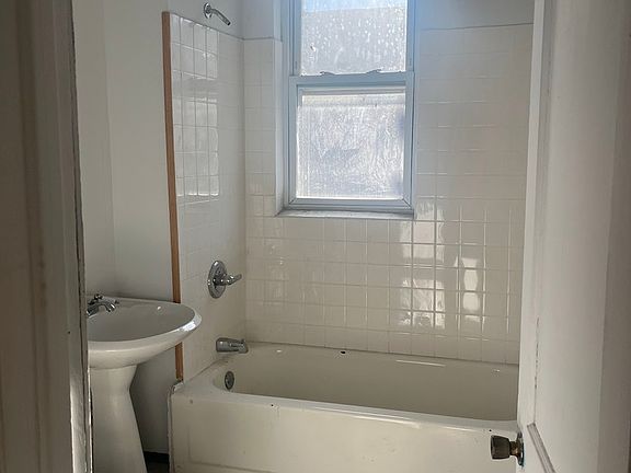 4th image of 2505 S Central Park Ave