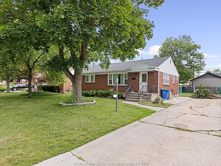 3162 Avondale Ave — Photo 2