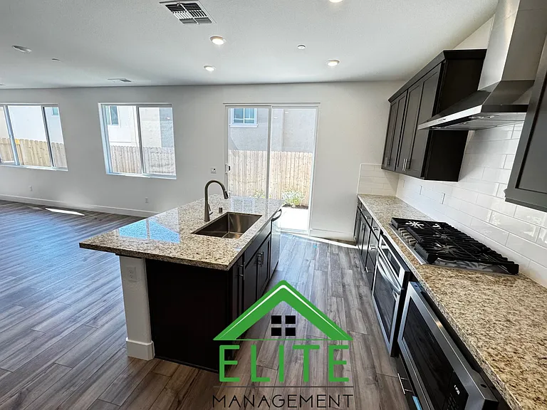 3485 Hampton Dr — Photo 7