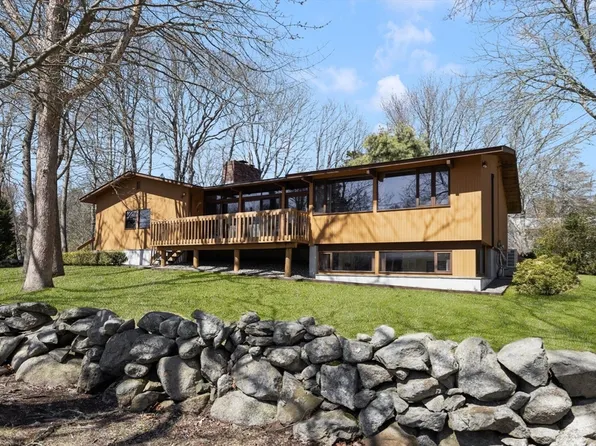 3 Janice Ln, Dartmouth, MA 02748