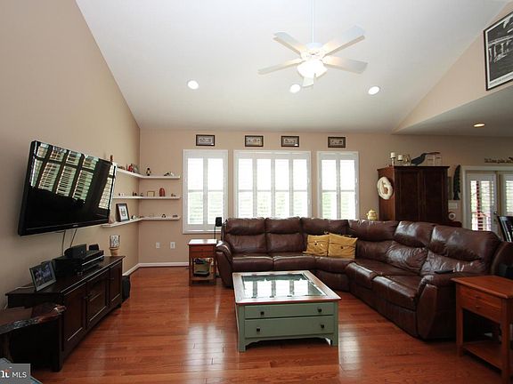 3rd image of 8289 Glendale Cir