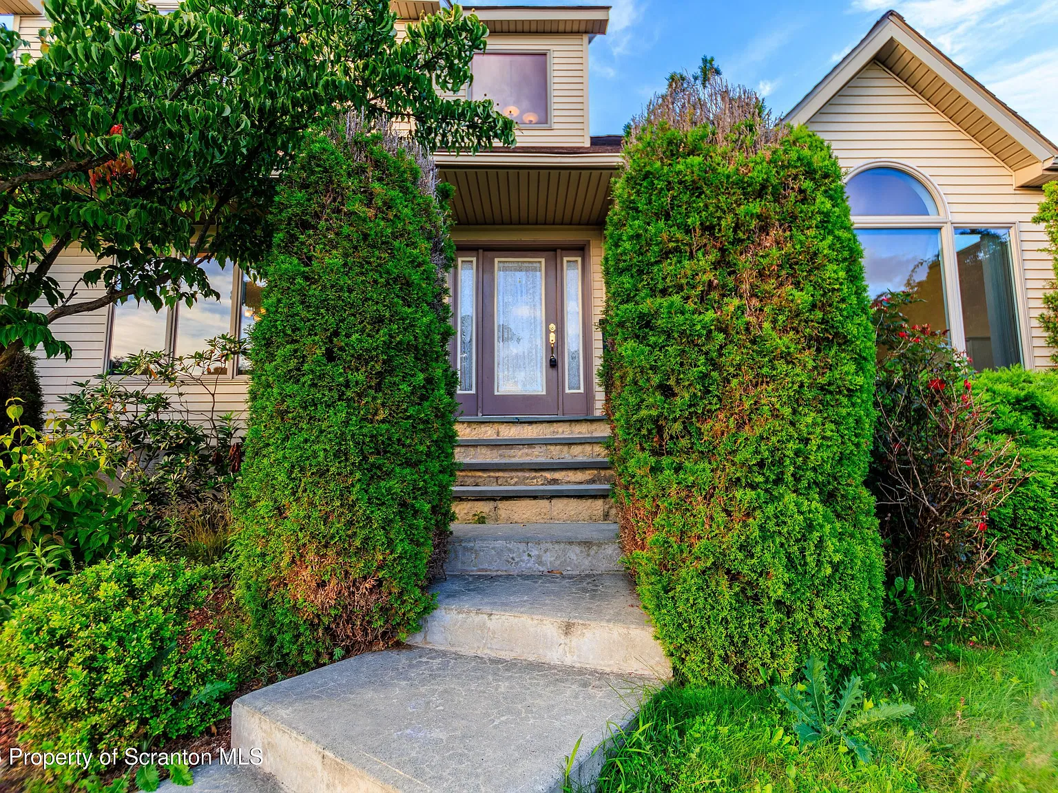 5 bed, 3.5 bath, 4200 sqft, $2,500 — Photo 2