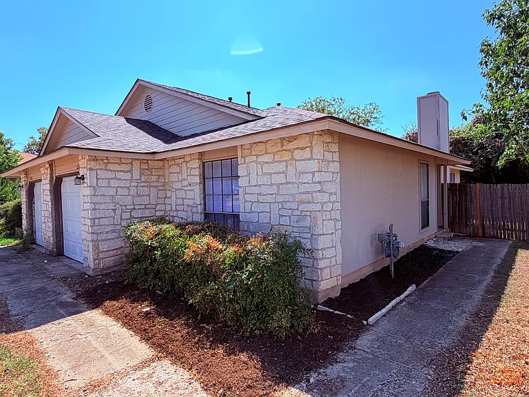 2303 Whitlow Cv — Photo 3
