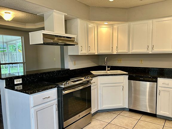 5th image of 13624 Capistrano Dr S