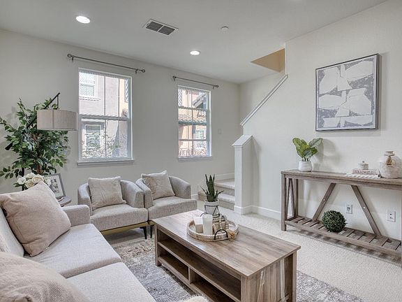 4th image of 470 Umbria Pl