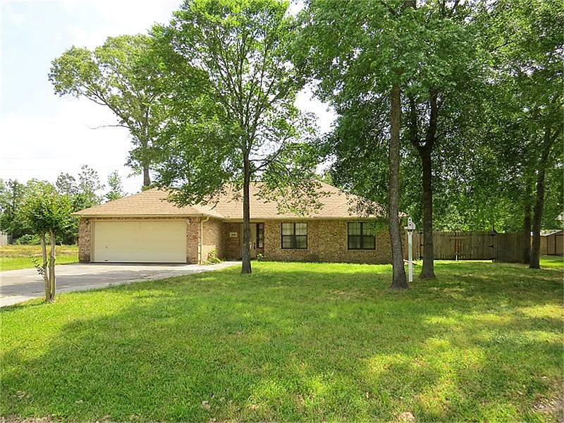 Beautiful open floor plan on 1 and 1/2 lots in Champion Glen in Magnolia!