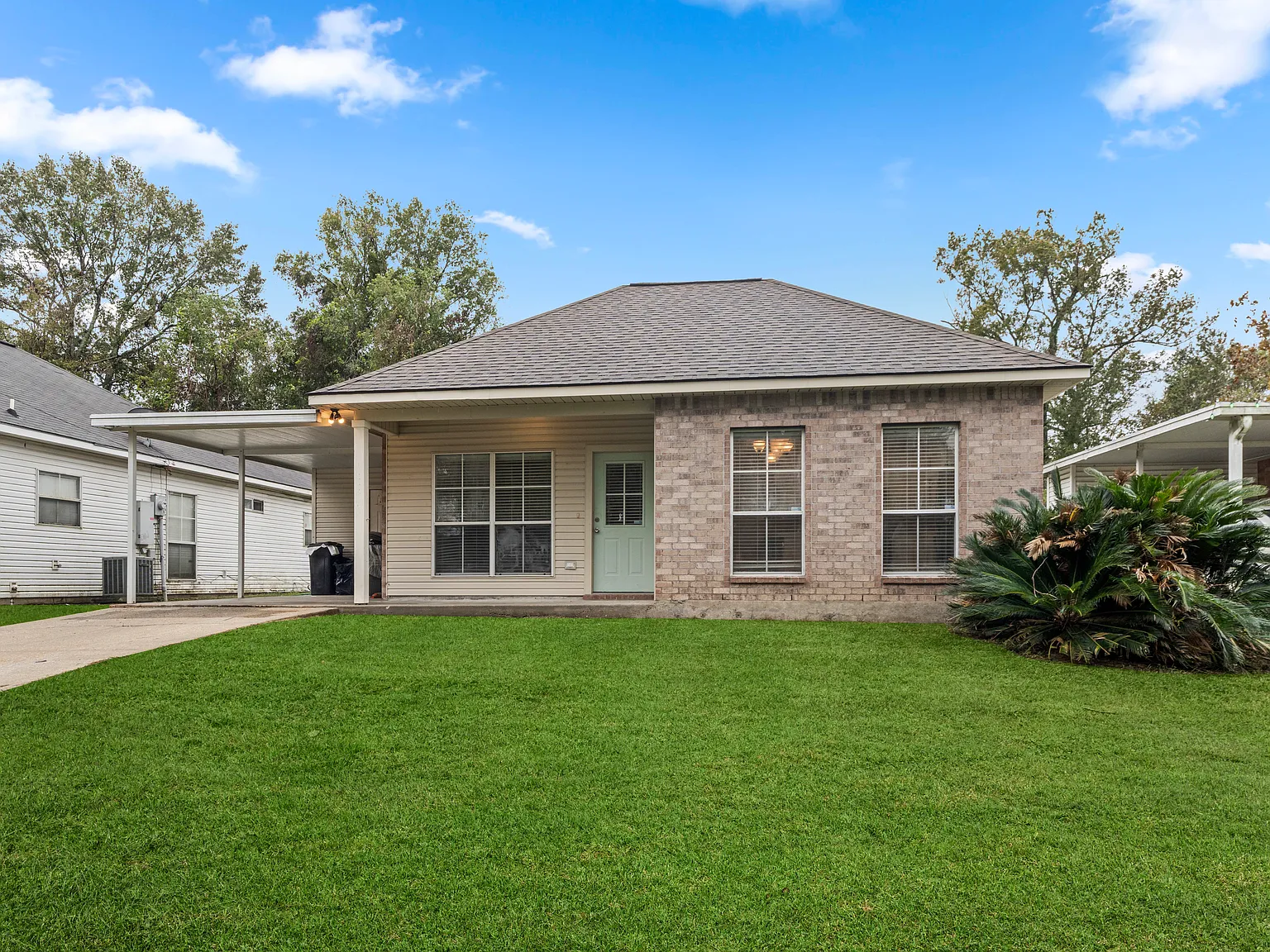 3 bed, 1272 sqft, $1,900 — Photo 1