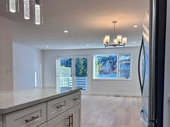 5th image of 48 Alcott Cir #48