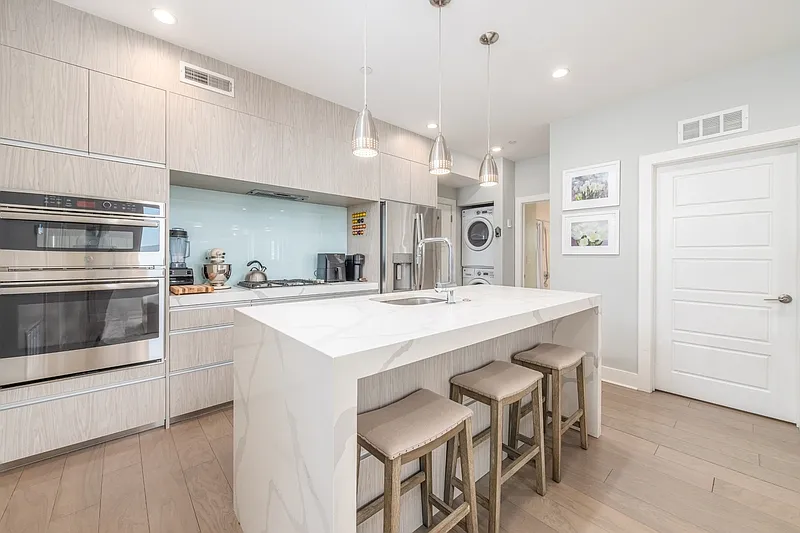 2 bed, 2.0 bath, 834 sqft, $2,750 — Photo 3