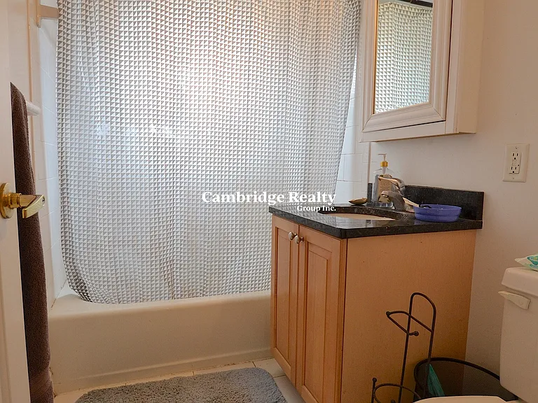 140 Newton St #3T — Photo 8