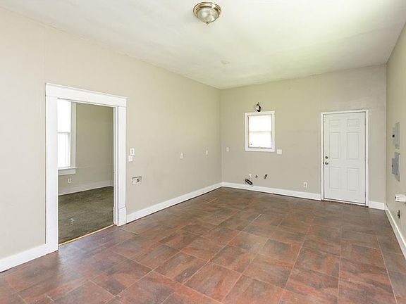 4th image of 1102 Prospect St