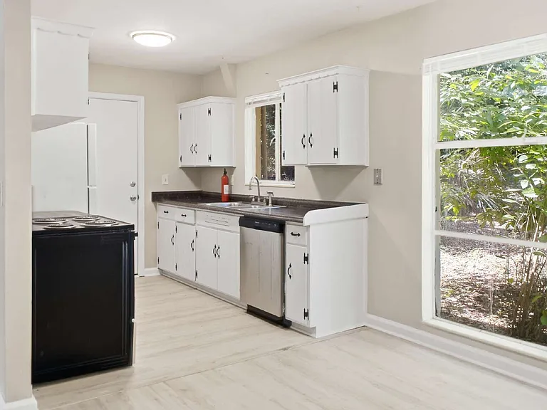 5085 Springhill Dr — Photo 6