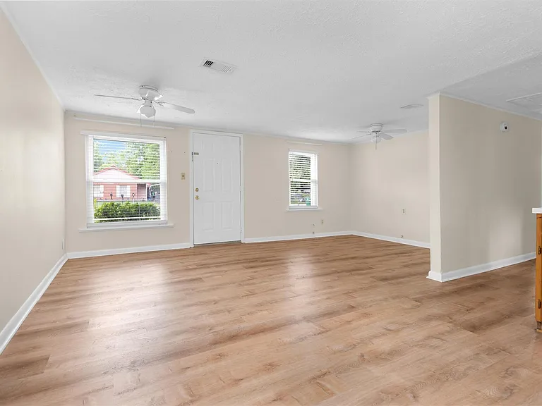 6002 Shelburne St — Photo 10