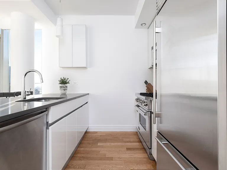 554 W 54th St #22T — Photo 6