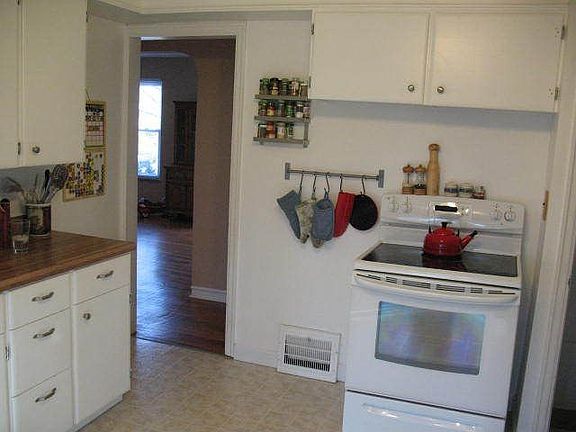 4th image of 30905 Carlton Dr