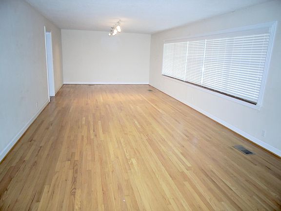 4th image of 833 Belvoir Ter