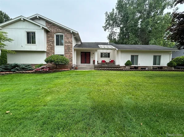 34423 Lakehurst Dr, Farmington Hills, MI 48331