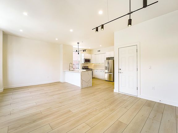 Livingroom with plenty of sunlight