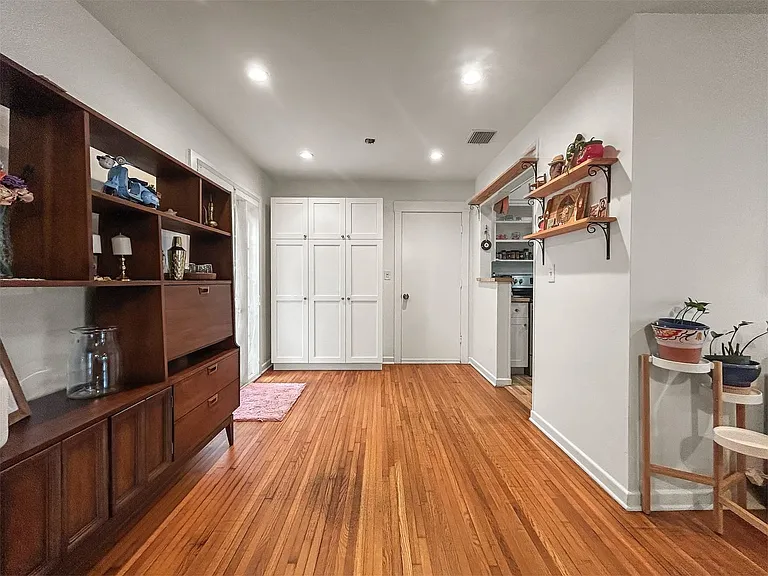 1021 Iroquois St — Photo 6