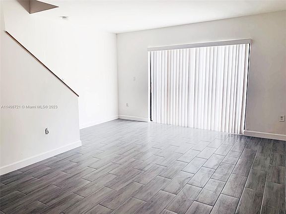 4th image of 213 E Palm Cir #213