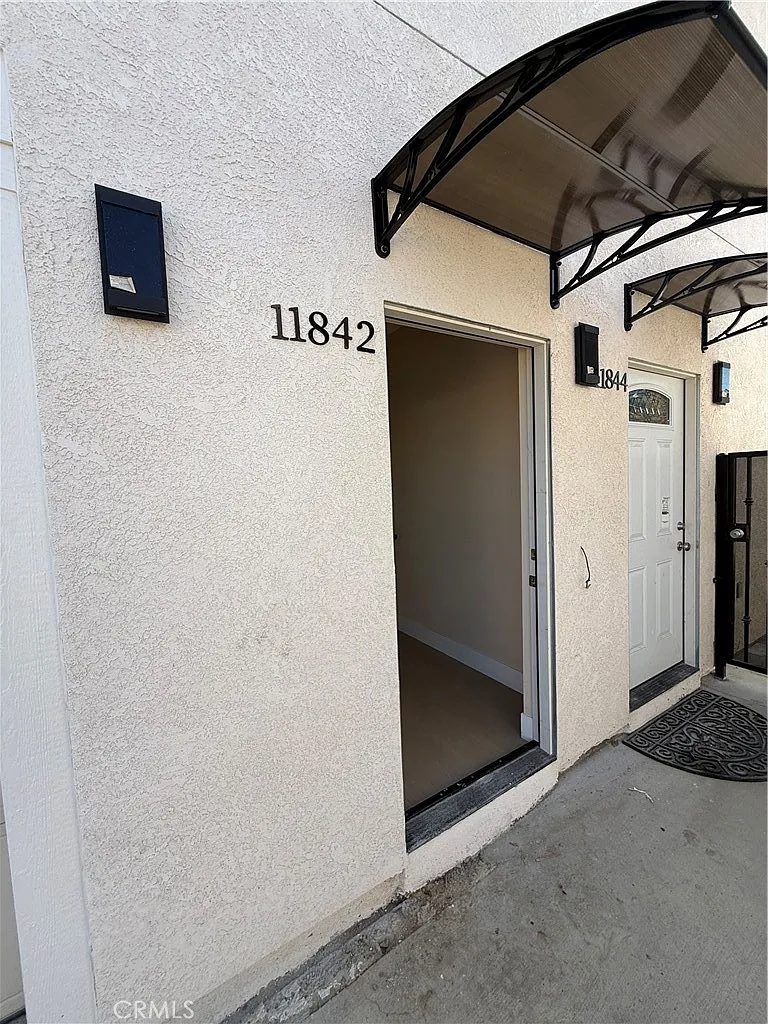 2 bed, 800 sqft, $2,600 — Photo 2