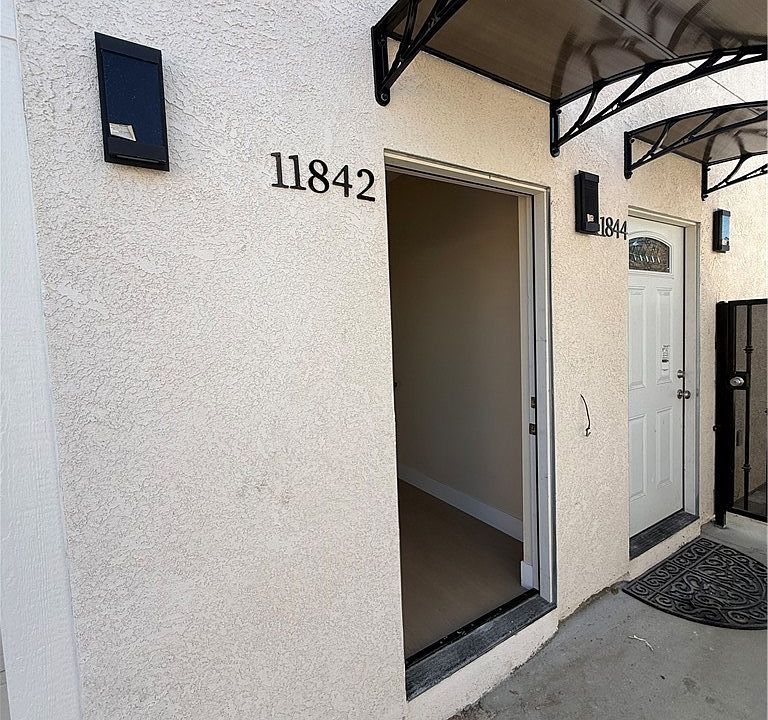 2nd image of 11842 Hollyview Dr