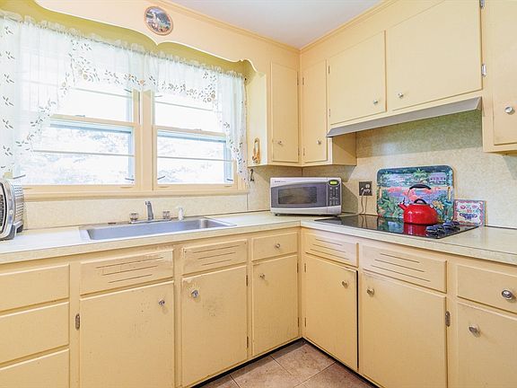 5th image of 15 Avery Heights Dr
