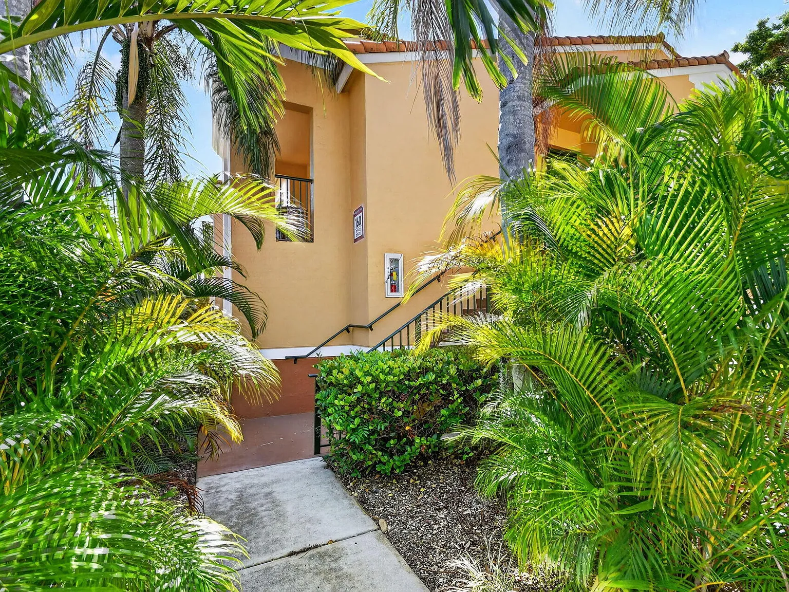 2 bed, 1.0 bath, 945 sqft, $2,225 — Photo 2