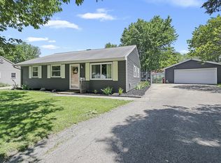 1318 Honeysuckle Ln, Champaign, IL 61821