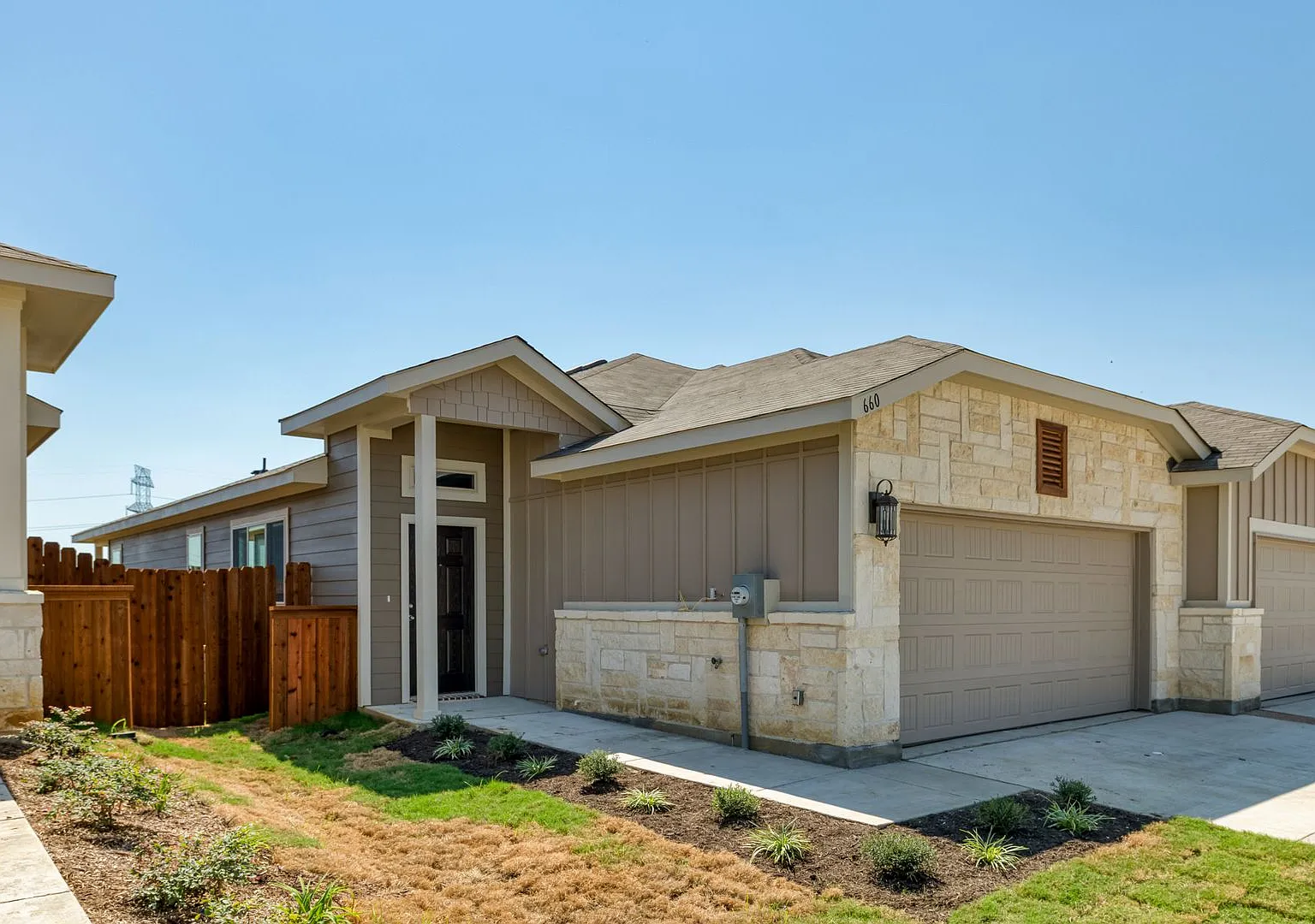 Gorgeous 3 Bedroom Duplex Located In Midlothian Isd! — Photo 2