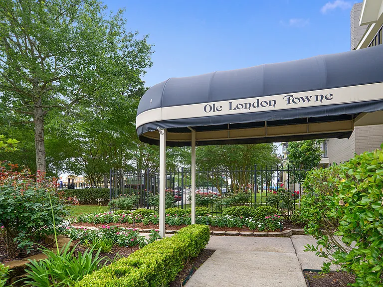 Ole London Towne - Utilities Included — Photo 15