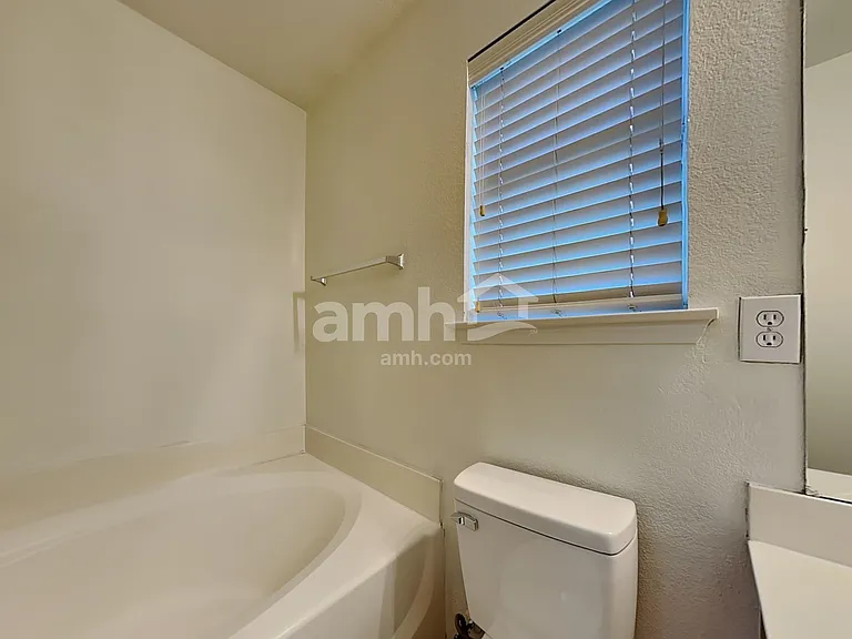 115 Windsor Dr — Photo 12