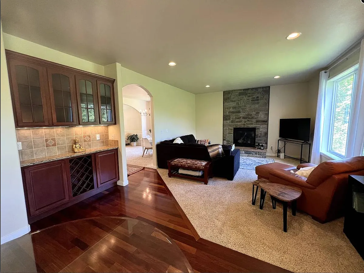 4 bed, 2.5 bath, 2700 sqft, $3,495 — Photo 2