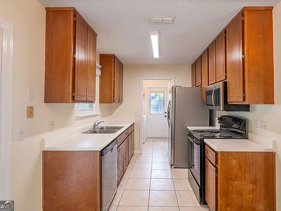 5th image of 404 Potomac Ct