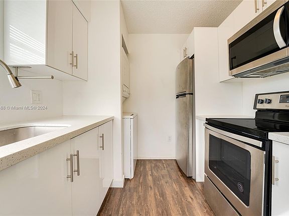 3rd image of 960 N Franklin Ave #960I