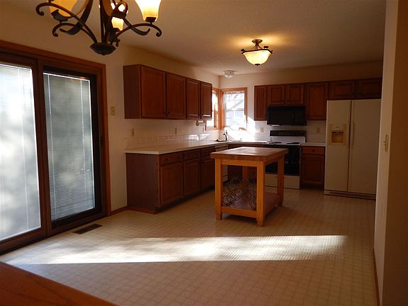 3rd image of 1528 E Rose Ln