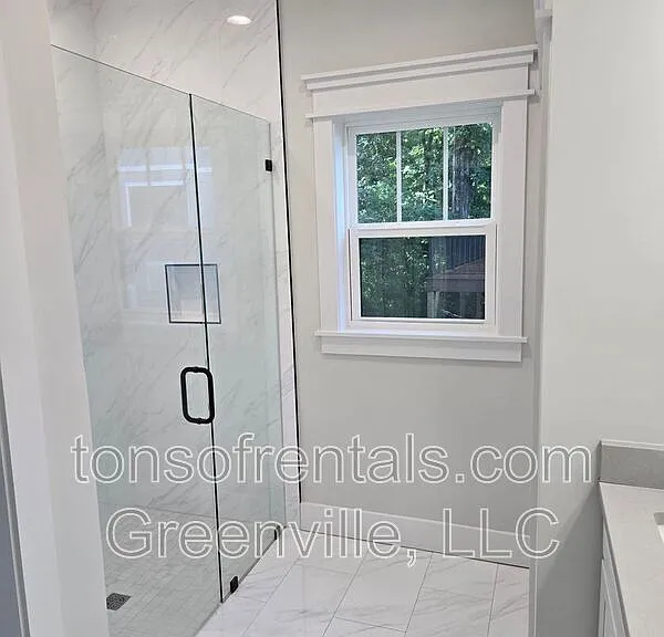 890 Crenshaw St — Photo 8