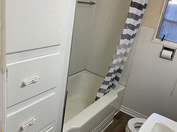 5th image of 209 W 5th St #209