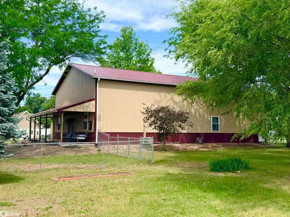 611 N 7th St, Oquawka, IL 61469