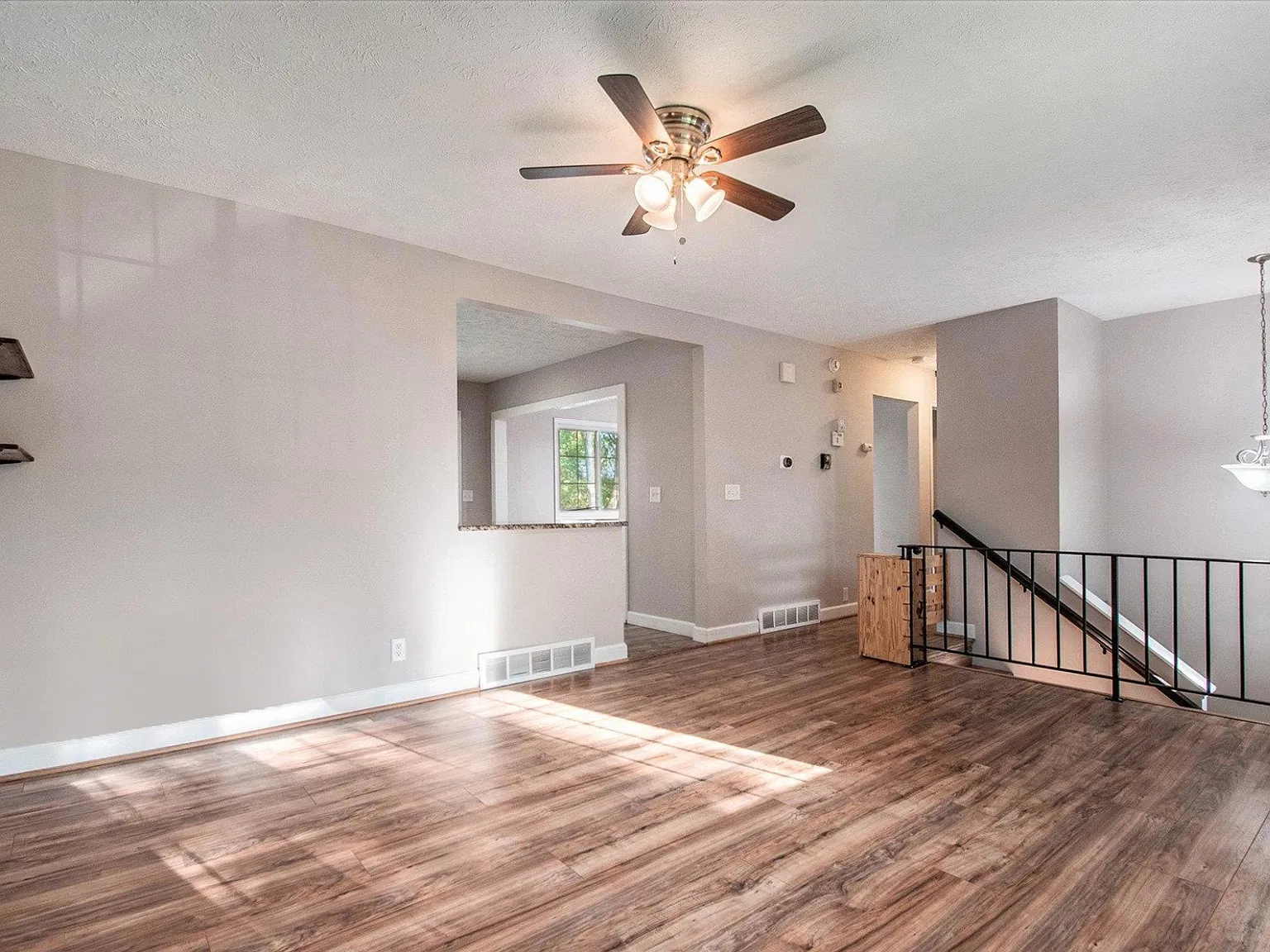 4 bed, 1872 sqft, $2,350 — Photo 2
