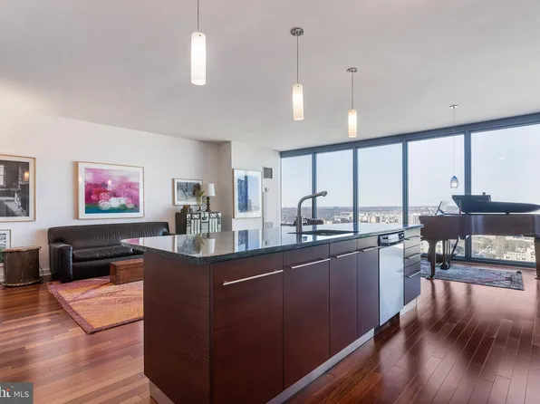 2101 Market St Unit 3401, Philadelphia, PA 19103