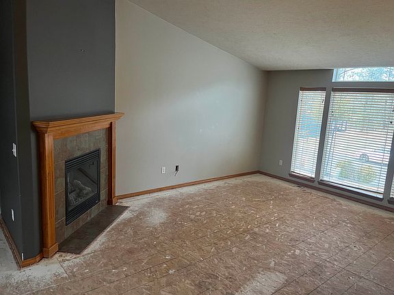 3rd image of 712 E Bonnie Lynn Ln